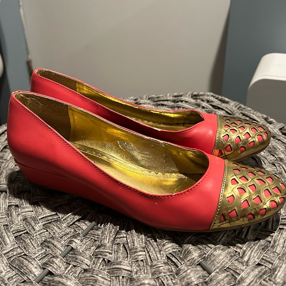 Laura Ashley coral pink gold flats size 7